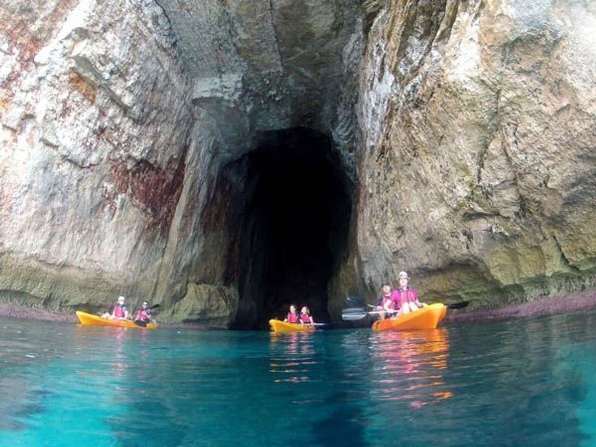 Fashion Tour en kayak por las cuevas de Cala en Porter de Menorca