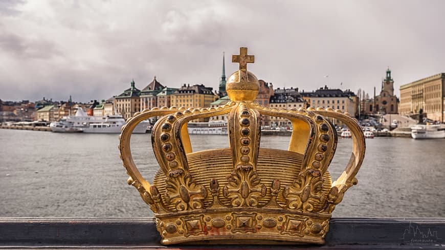 Place Gilded Crown on Skeppsholmsbron