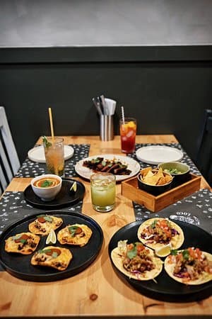 Restaurantes Un Poco Loco Tacos & Drinks