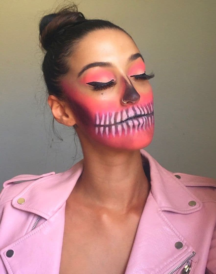 Moda Pink Skull Makeup 