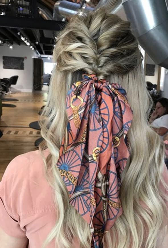 Moda Cabelo meio preso com lenço/fita 