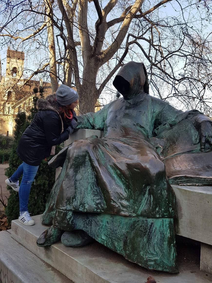 Place Statue of Anonymous