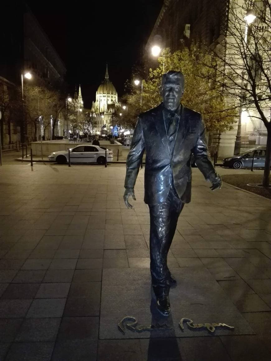 Place Ronald Reagan Statue