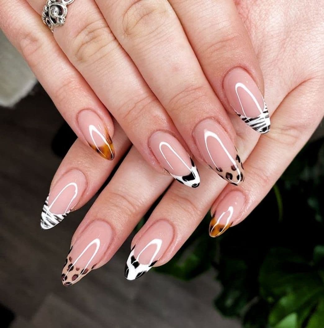 Fashion Manicura francesa con animal print 