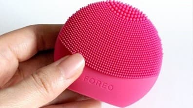 Belleza LUNA Play Plus de FOREO es el cepillo facial recargable de silicona