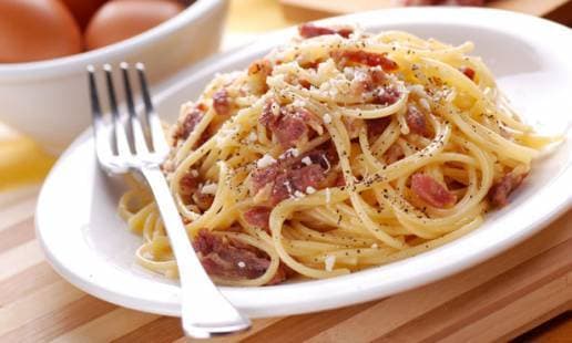 Moda massa à carbonara