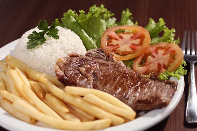 Moda bife grelhado com batatas fritas e arroz