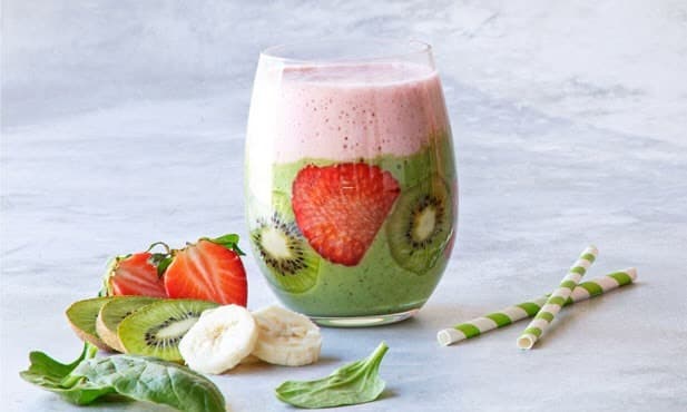 Moda Smoothie de kiwi, morango e espinafres