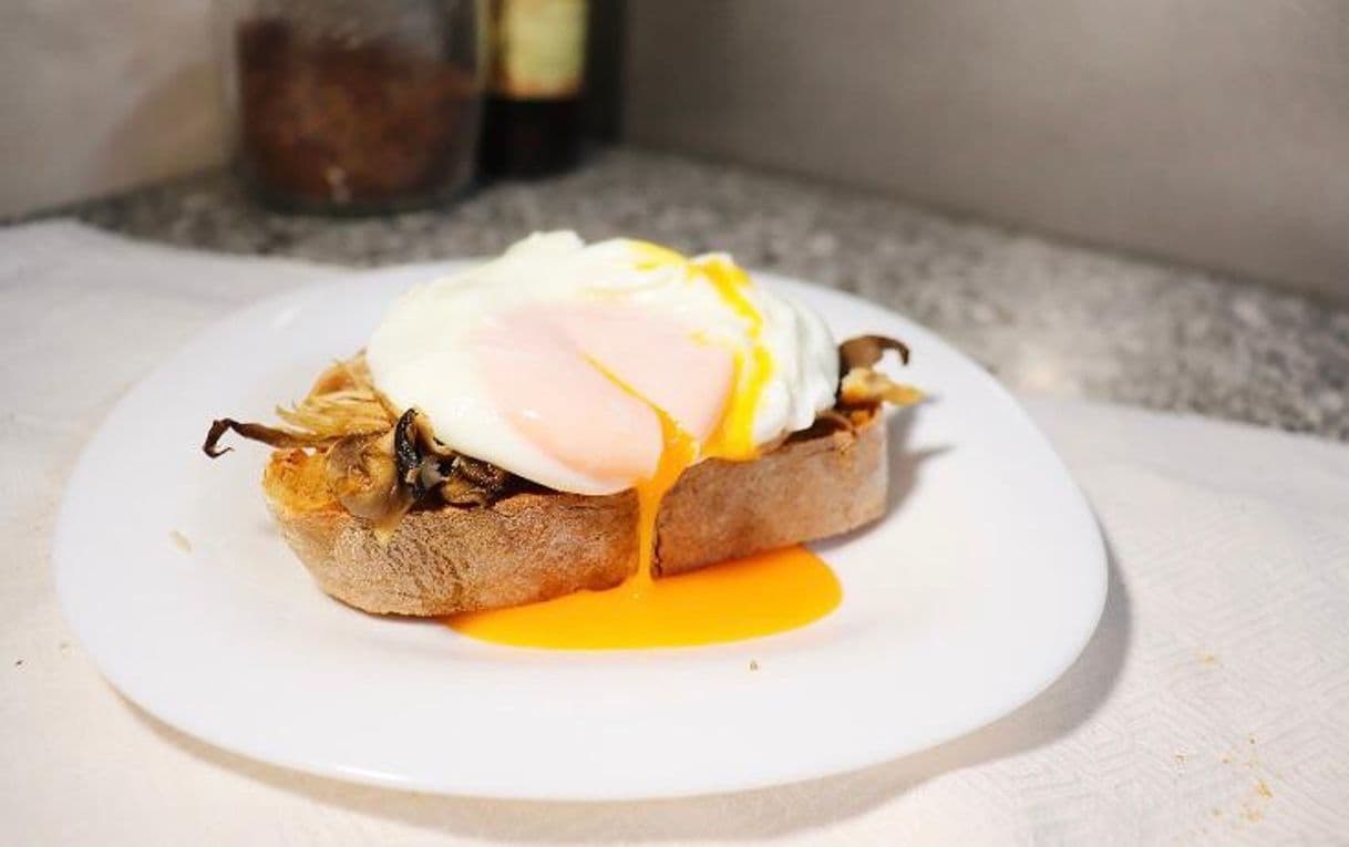 Fashion Tosta de Frango e Cogumelos com Ovo Escalfado