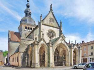 Place Basilique Notre-Dame de Gray