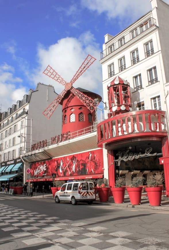 Place Moulin Rouge