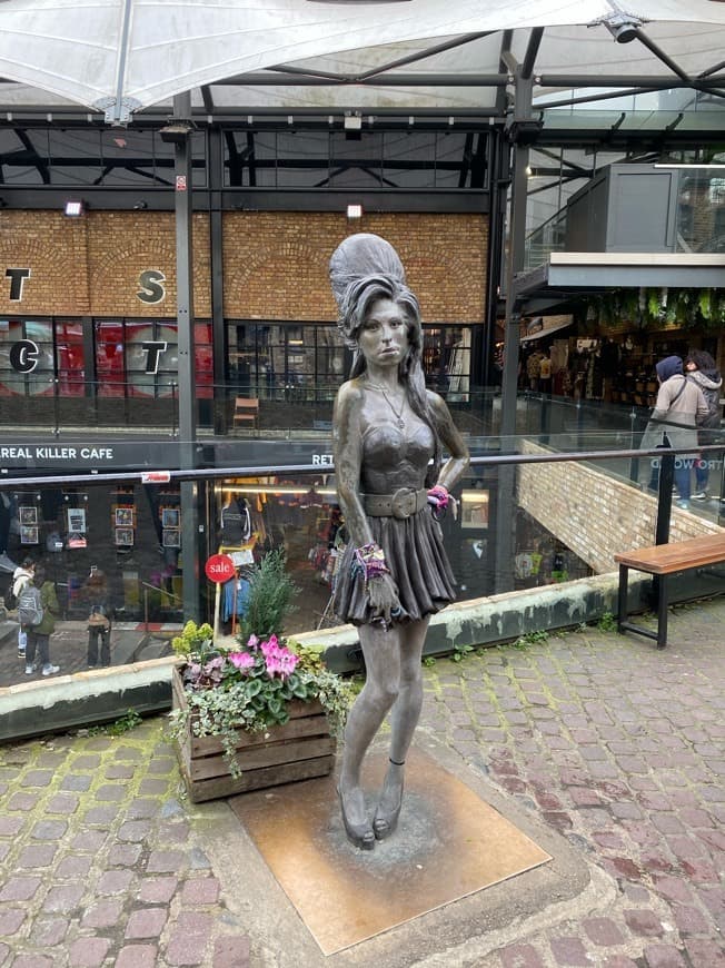 Place Amy Winehouse Statue