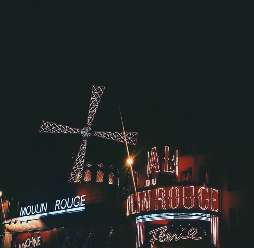 Place Moulin Rouge