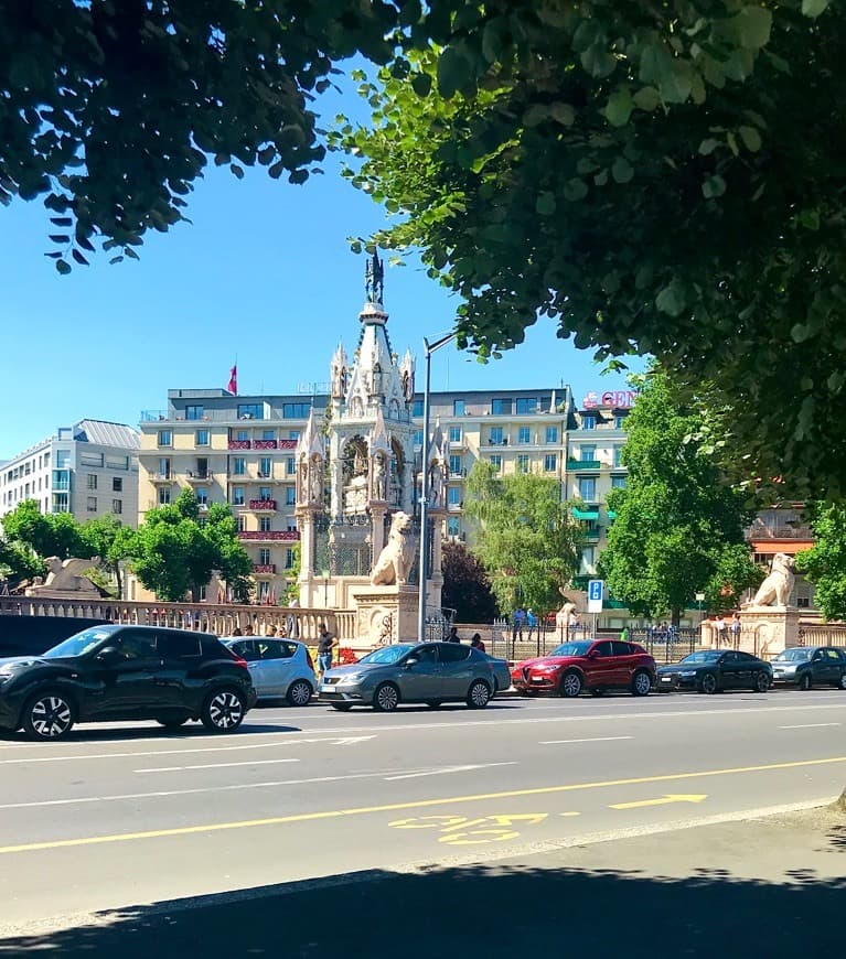 Lugar Square des Alpes