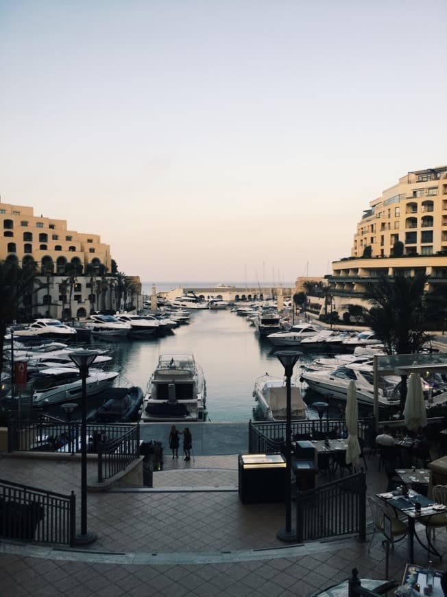 Lugar Spinola Bay