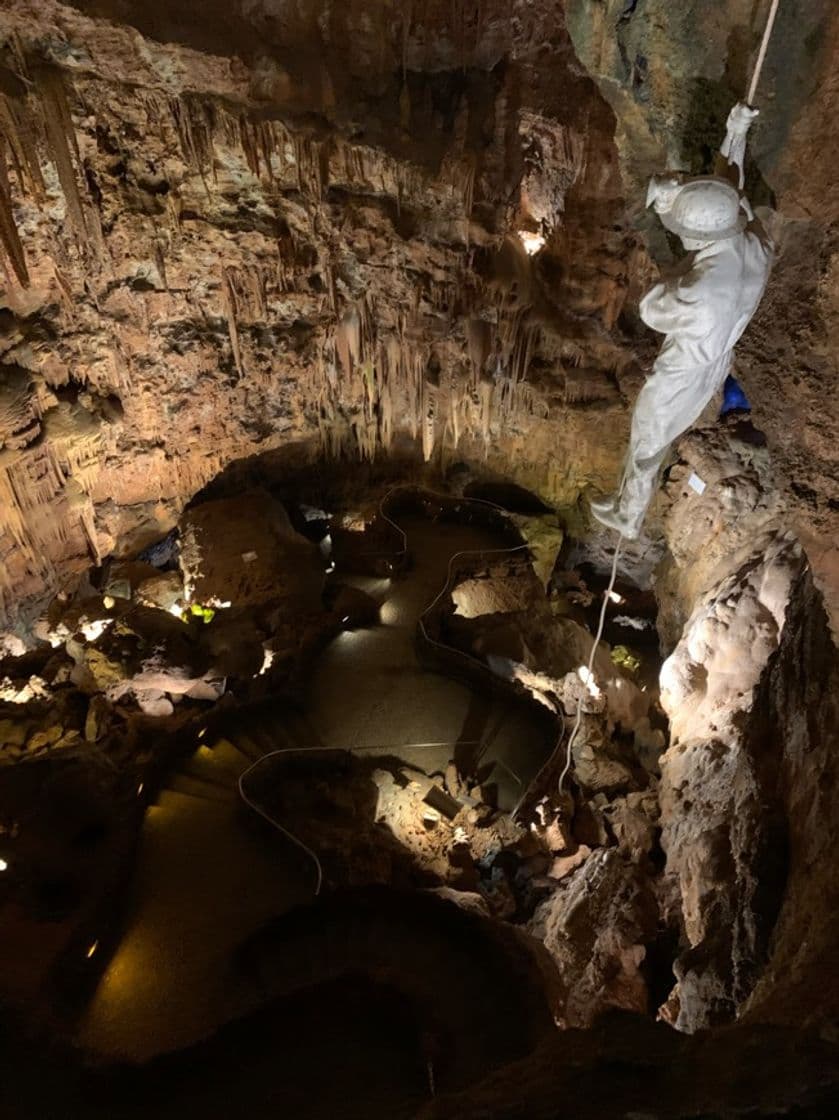 Place Grutas de Mira de Aire