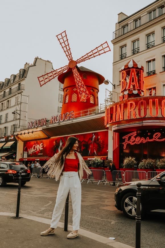 Place Moulin Rouge