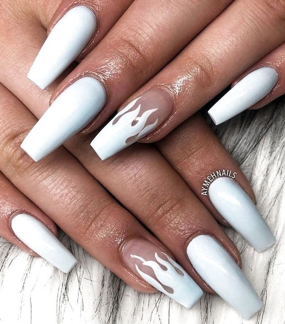 Moda White nails 