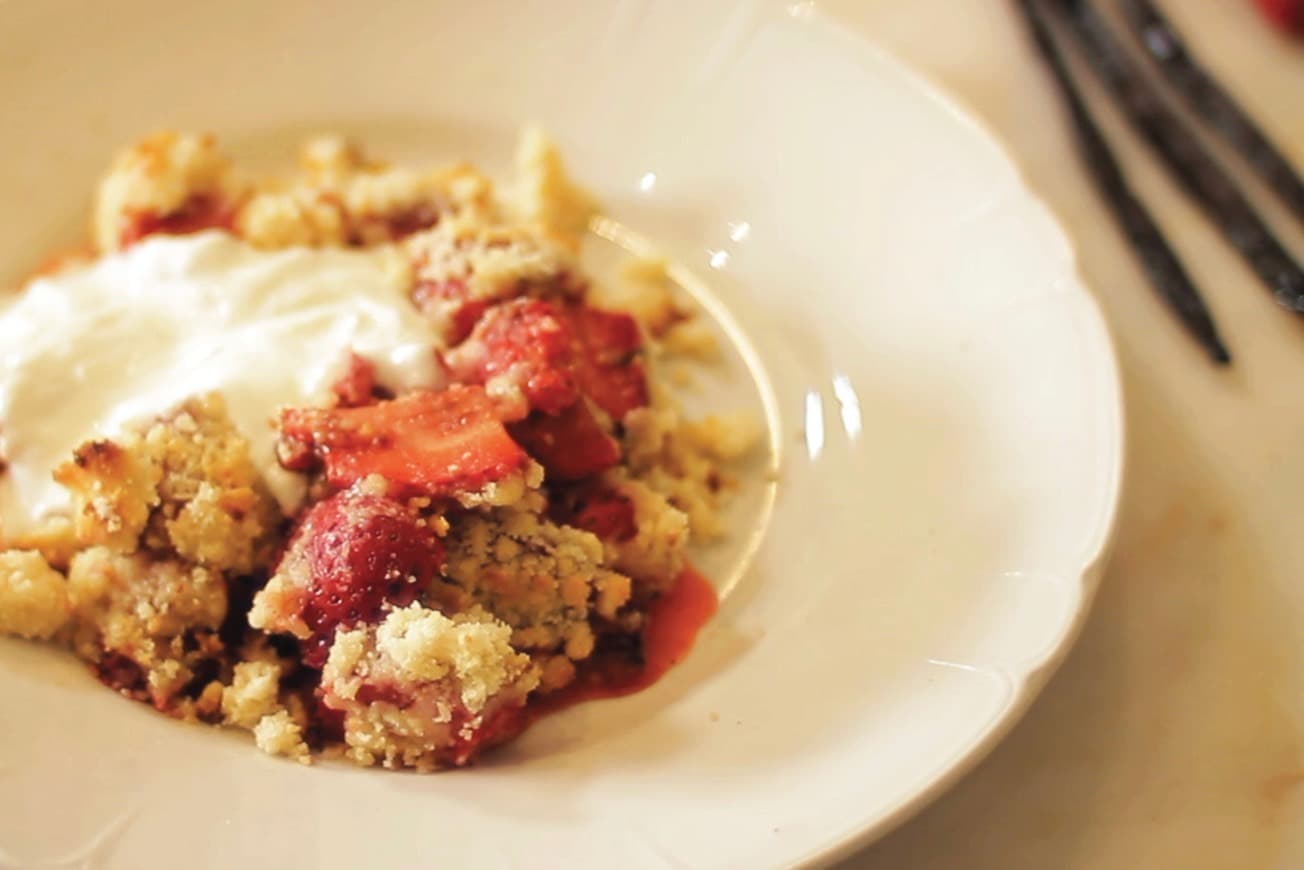 Fashion Crumble de Morango e Baunilha com Iogurte Grego Gelado