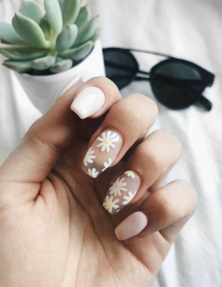 Moda Unhas com 1 tom de rosa nude decoradas com flores margaridas