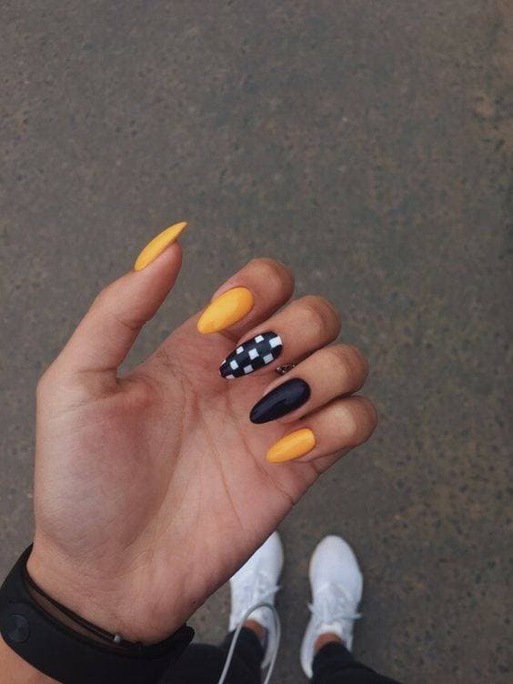 Fashion yellow and black nails