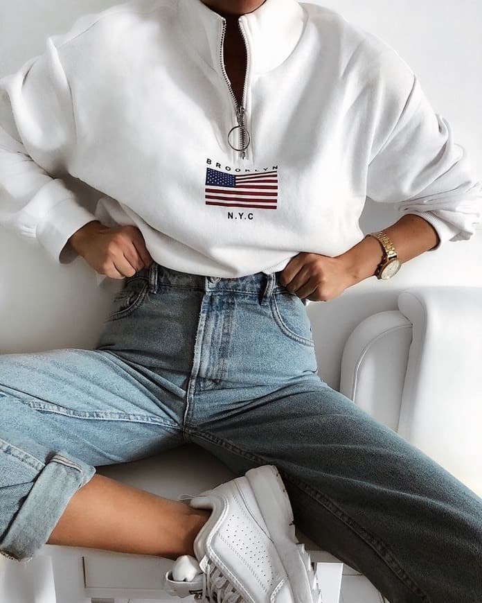 Fashion Blusão branco com calças mom jeans 