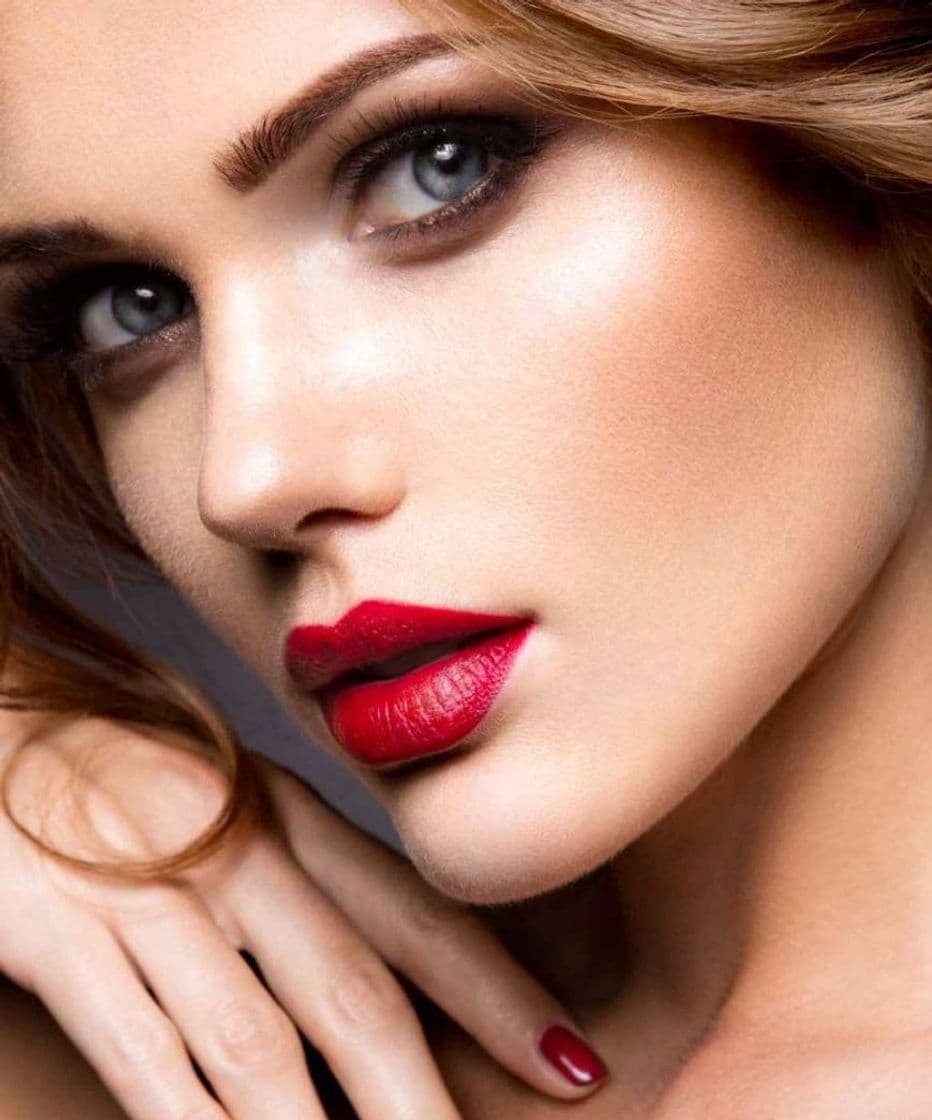 Moda Red Lipstick Makeup