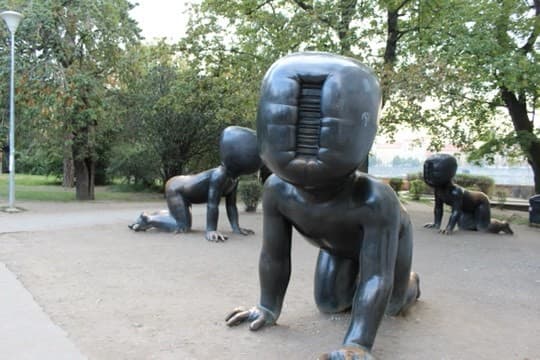 Lugar "Babies" Sculpture by David Cerný