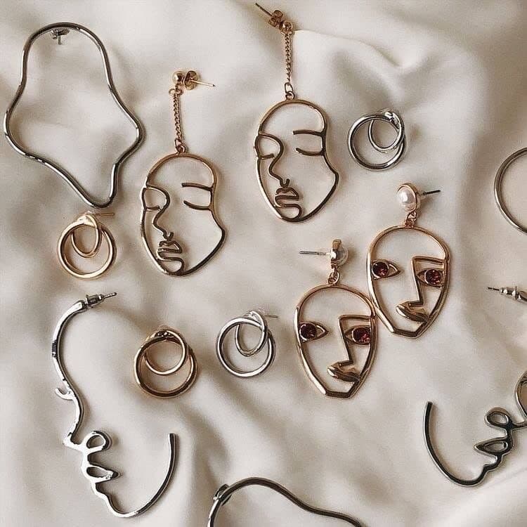 Moda Earrings faces 