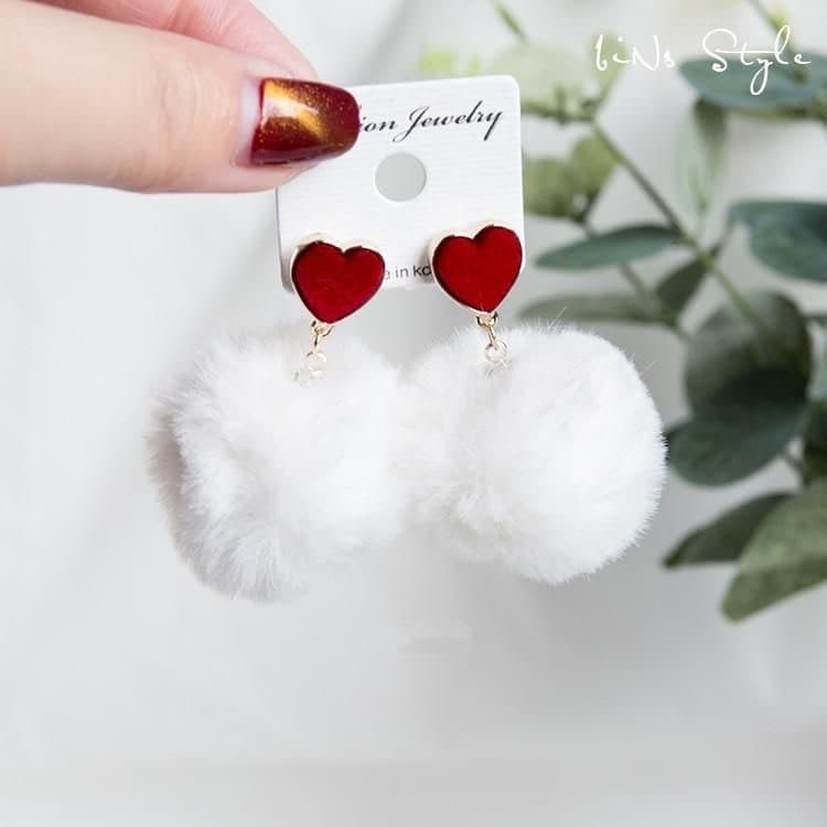 Moda Red sweet heart plush earrings 