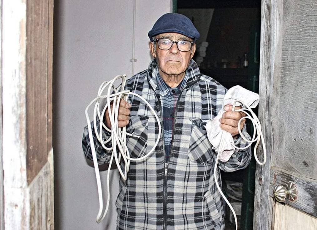 Moda Idoso amarrado com fios de eletricidade 