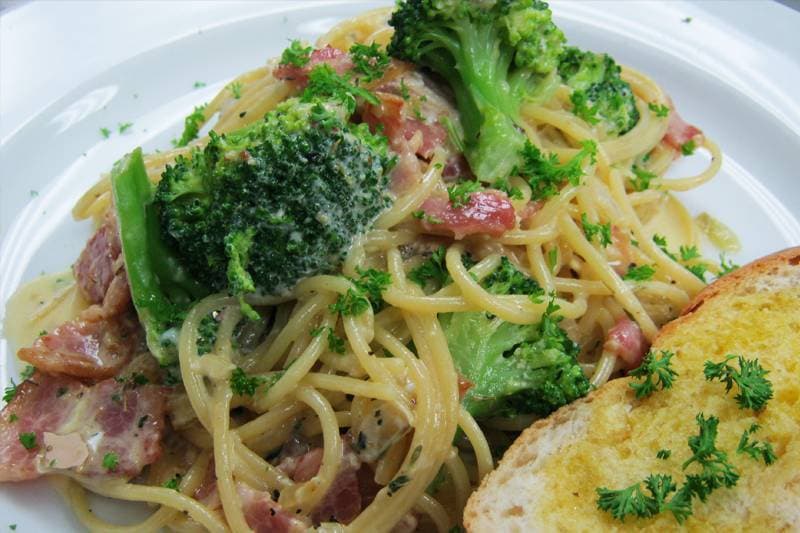 Moda Esparguete ao molho alfredo com frango, bacon e brocólos

