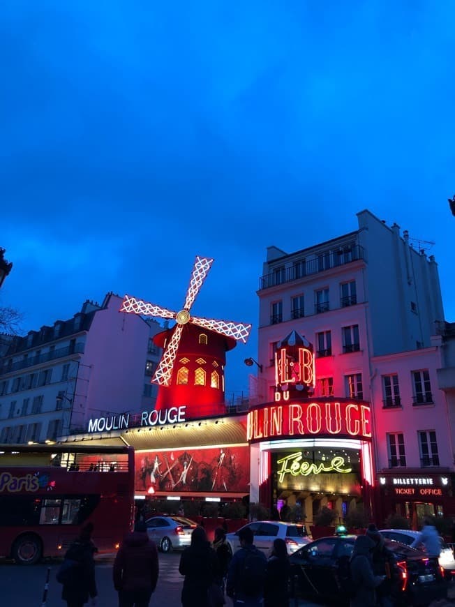 Place Moulin Rouge