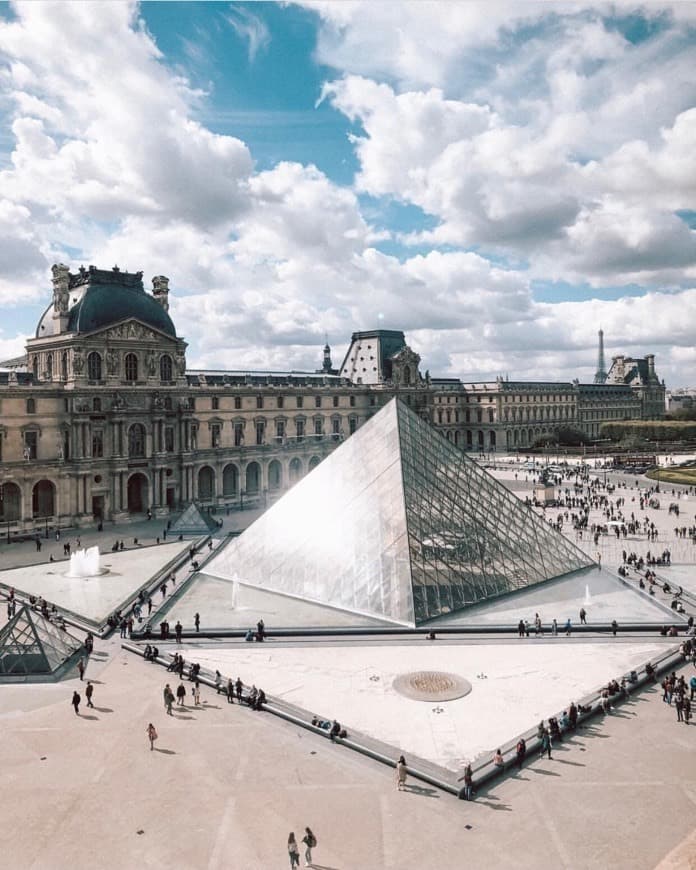 Place Pyramide du Louvre