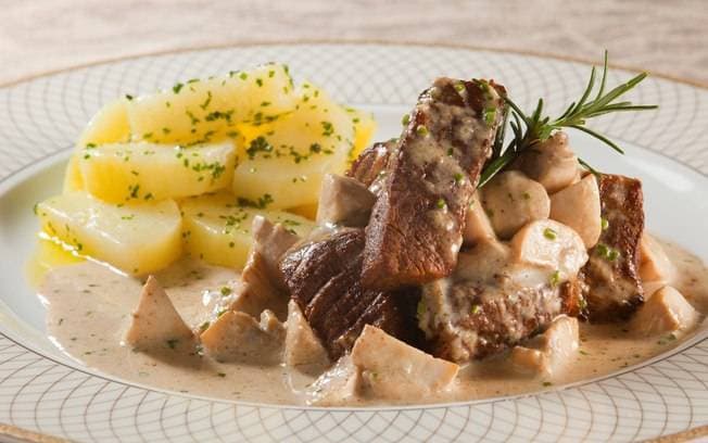 Moda FILÉ-MIGNON AO CREME COM CHAMPIGNON DE PARIS E BATATA SAUTÉ
