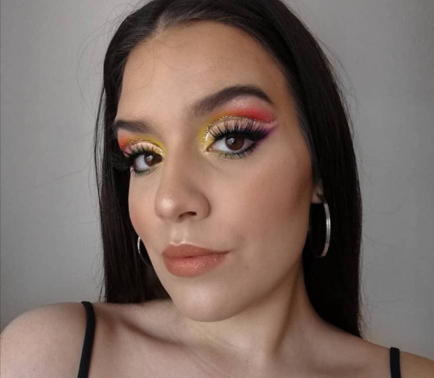 Moda Cut crease colorida com glitter 