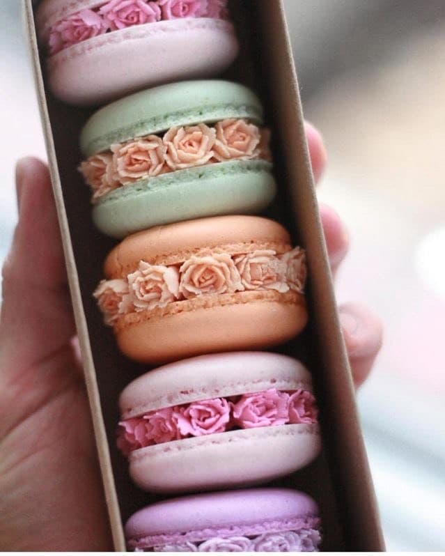 Fashion Macarons with roses