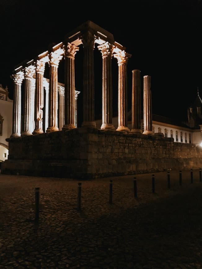 Place Templo romano de Évora