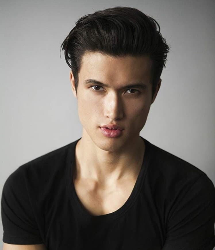 Moda Charles Melton