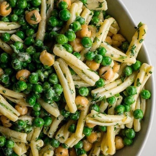 Fashion chickpeas and peas pasta 