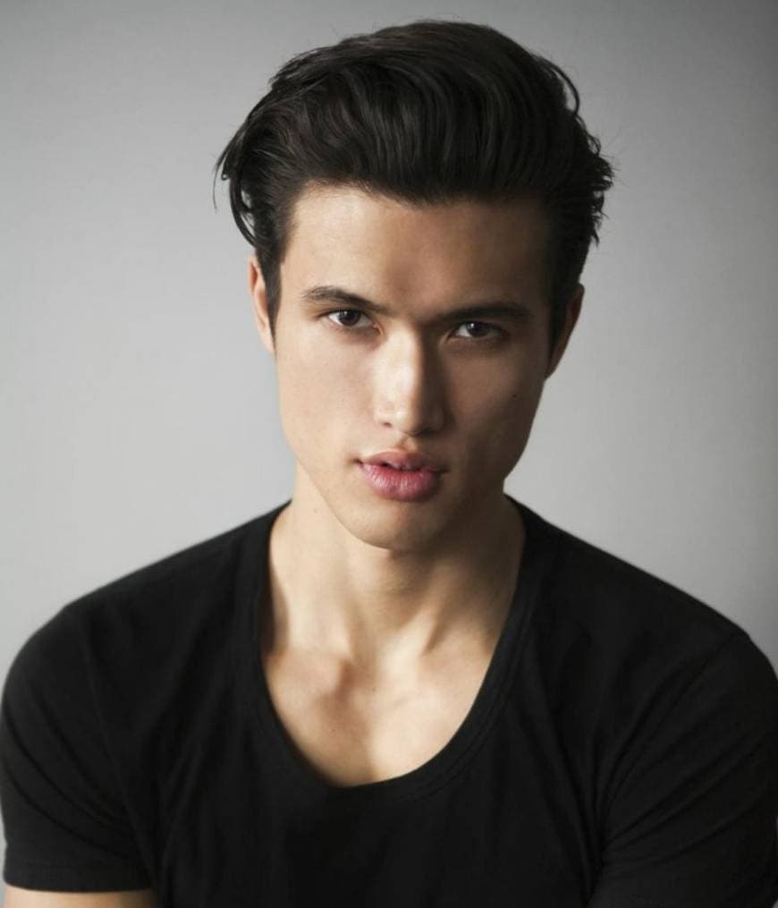 Moda Charles Melton