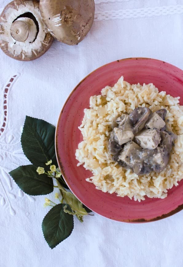 Fashion Strogonoff de tofu e cogumelos com natas caseiras 