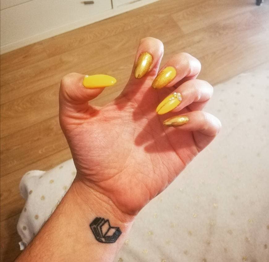 Place Yellow nails