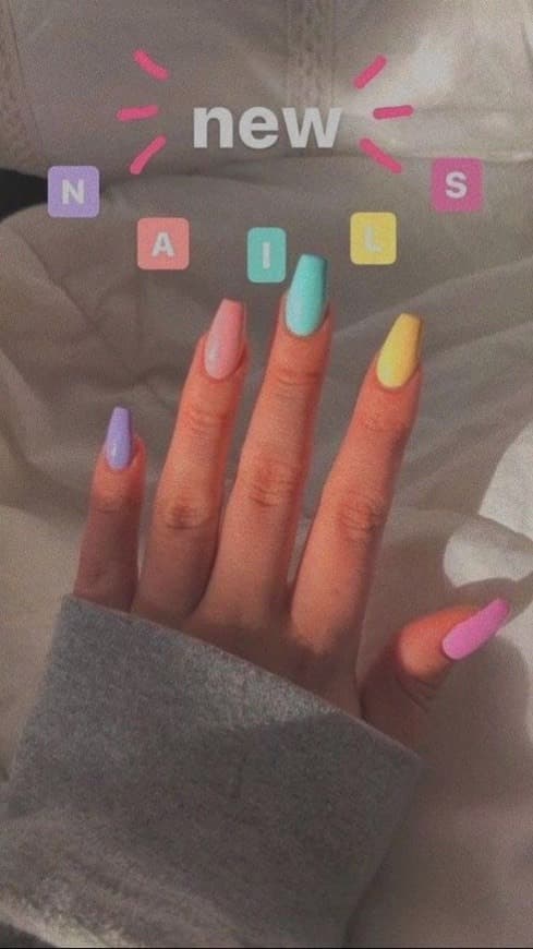 Fashion Unhas em tons pastel