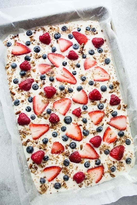 Moda Frozen Yogurt Bark with Berries 