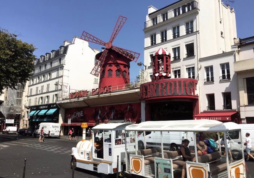 Place Moulin Rouge