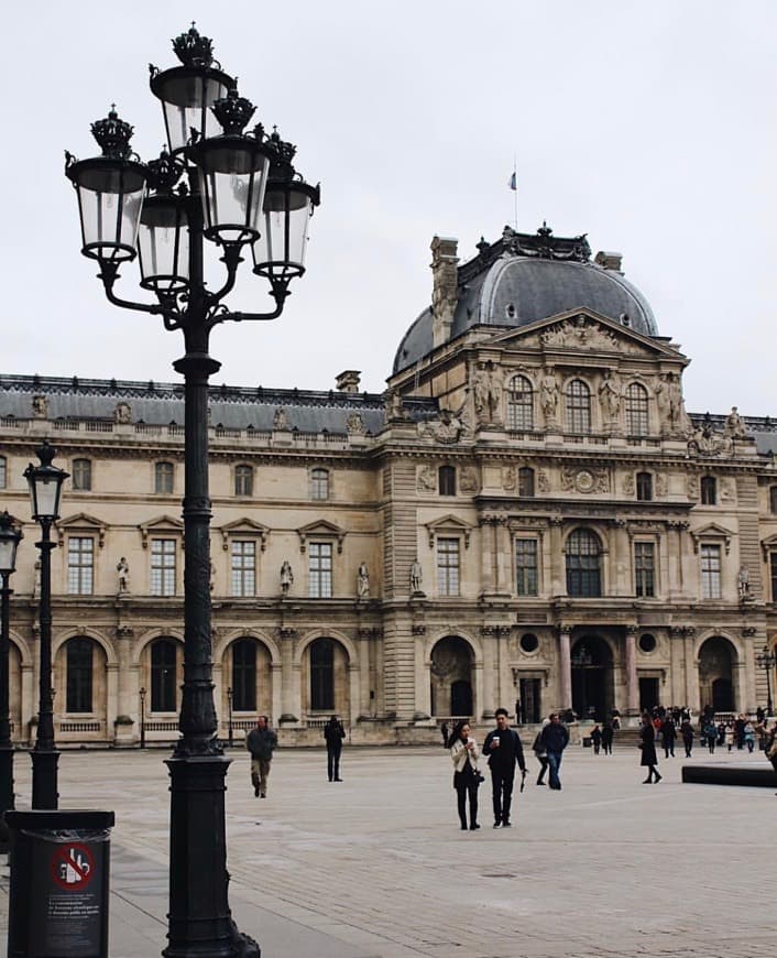 Place Museo del Louvre