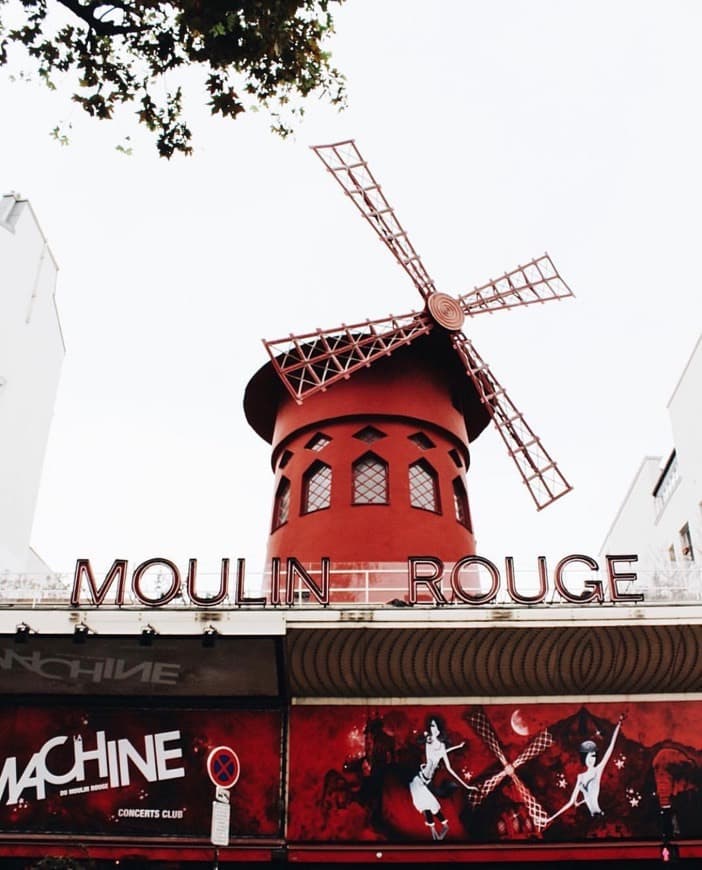 Place Moulin Rouge