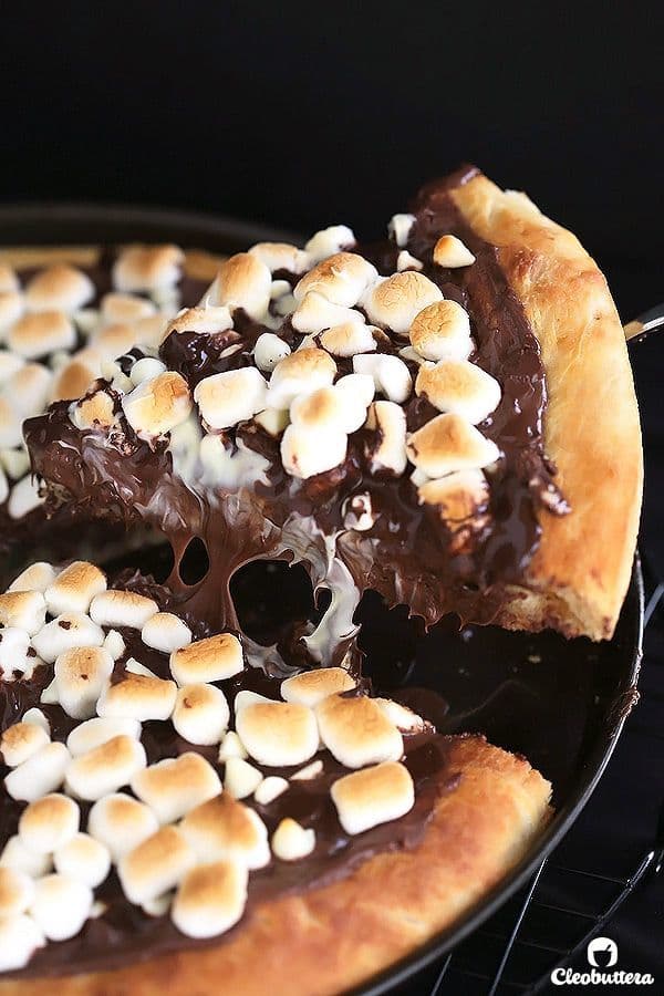 Moda pizza de chocolate com marshmallows 