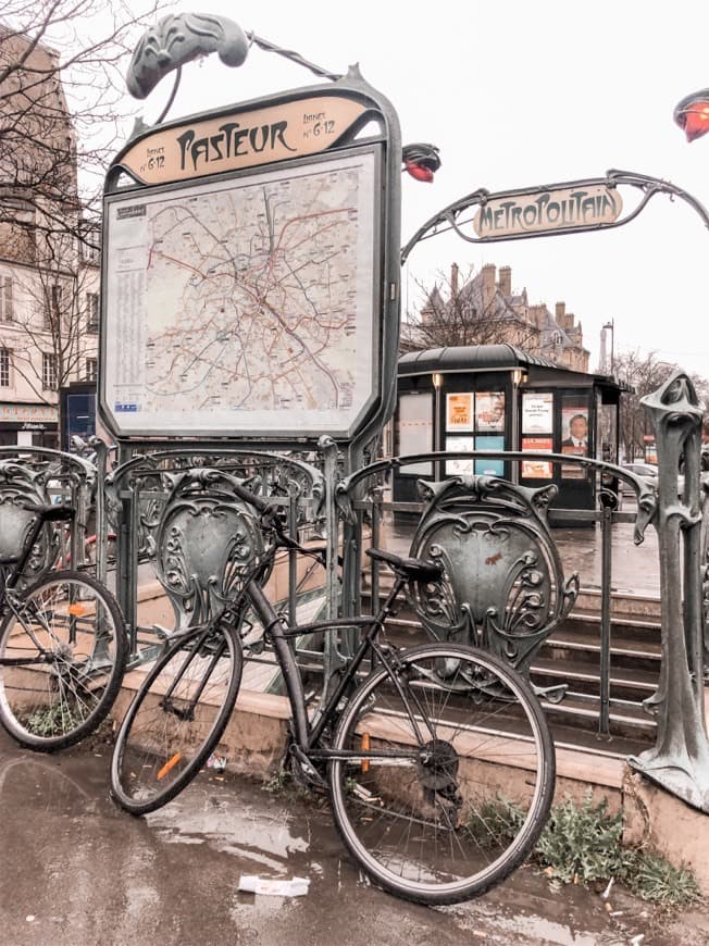 Place Station métro Pasteur - lignes 6 et 12